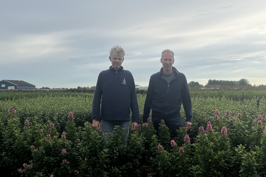 Martin Vermeer(l.) en Antoon Rijnbeek in het containerveld