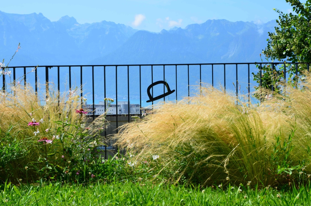 Installed for safety reasons, the new barrier now includes the famous hat as a tribute to the artist. _©Mary Hofmann