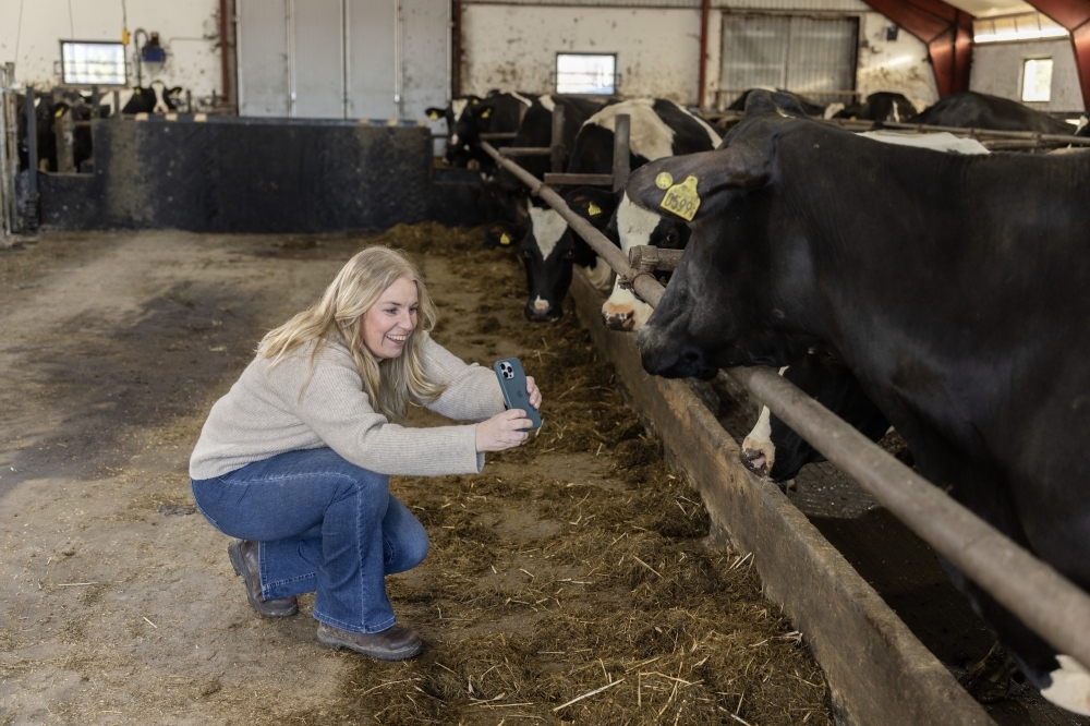Anna Ross maakt de video's voor het project vaak zelf (Foto: Jobba Grönt)